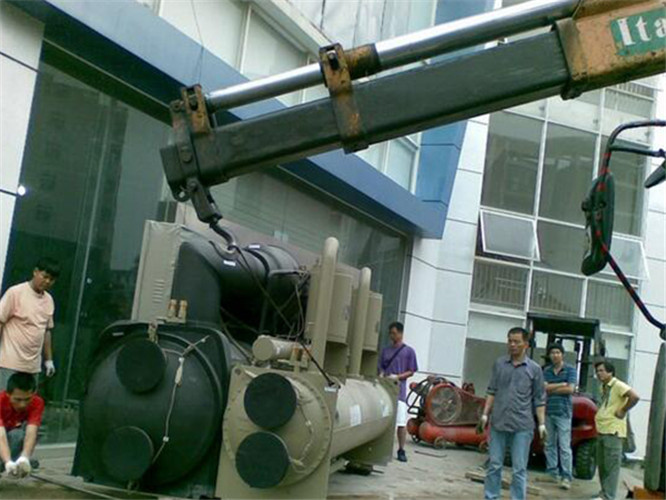 定日县随车吊和汽车吊的核心区别是什么？哪种更省钱？