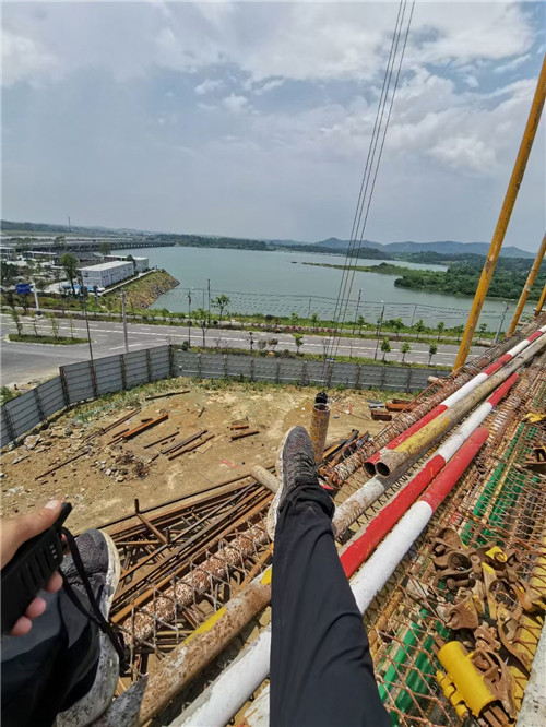 定日县作业中发生设备损坏或人员意外，责任怎么划分？