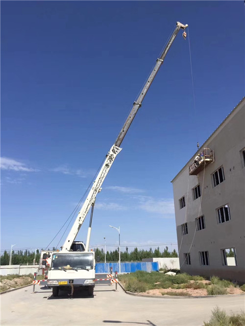 定日县“轻装强干”—— 吊车的 “轻量化臂架” 技术